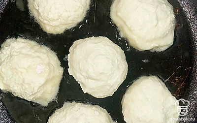 Налейте в сковороду растительное масло и разогрейте ее. Сформируйте сырники так, чтобы не было видно шоколад и обжарьте их на сковороде с двух сторон в течение 5 минут до румяной корочки, огонь регулируйте.