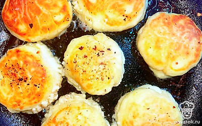 Чтобы сырники хорошо пропеклись внутри, накройте их крышкой на пару минут, уже в готовом виде, после чего выложите на полотенце, чтобы оно впитало жир. Подавать блюдо теплым.