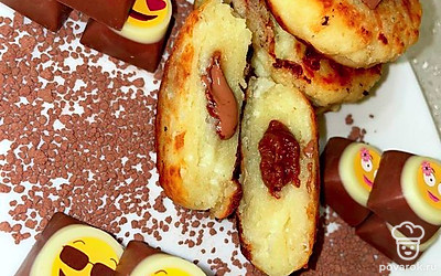 Чтобы блюдо было слаще и аппетитнее, посыпьте пудрой и добавьте больше сладостей.