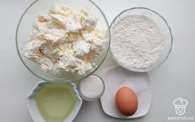 Творог положите в миску, муку также насыпьте в миску. Соль и сахар насыпьте в емкости. Яйцо положите в блюдце, а растительное масло налейте в емкость.