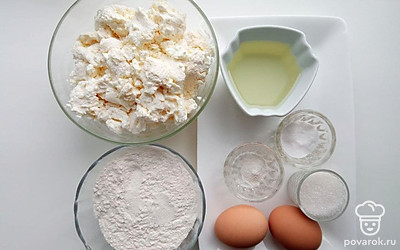 Творог наложите в миску, муку также насыпьте в миску. Яйца положите в тарелку, соль, сахар, ванилин и соду насыпьте в маленькие емкости. Масло налейте в тару.