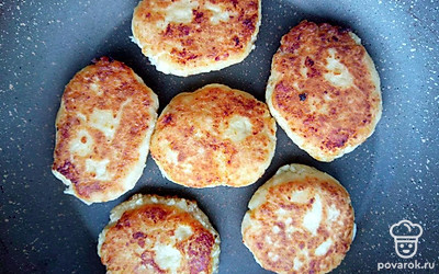 В миску с творогом добавьте яйца, сахар, ванилин, соль и соду. Хорошо перемешайте и добавьте муку. Разогрейте сковороду и сформируйте сырники. Жарьте сырники с двух сторон до румяной корочки.