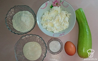 Положите кабачок и яйцо на стол, а творог, манку муку насыпьте в тарелки.