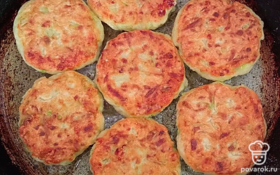 Сформируйте из массы сырники и обваляйте их в муке. На разогретую сковороду положите сырники и обжаривайте с двух сторон до румяной корочки.