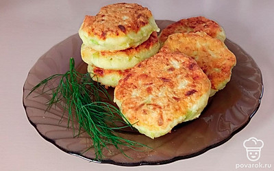 Подавайте сырники на тарелке вместе с зеленью.