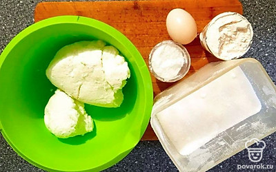 Возьмите большую миску и поместите творог, затем пересыпьте муку в тару.