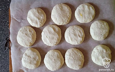 Возьмите полученное тесто и сформируйте сырники круглой формы, чтобы тесто не прилипало к рукам, смочите их водой.