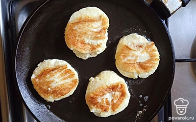 Разогрейте сковороду и налейте масло для жарки. Поместите на сковороду сырники и пожарьте их до румяной корочки с двух сторон.