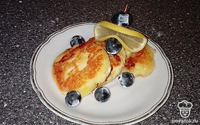 Готовые сырники подавайте горячими с различными ягодами, вареньям.