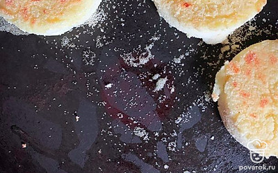 Перенесите сырники на прогретую сковороду и обжарьте до готовности. Также сырники можно заморозить, чтобы быстро готовить завтрак, когда времени не хватает.