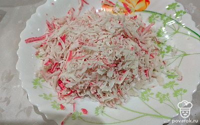 Крабовые палочки натрите на терке. 