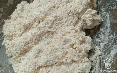 В миску положите творог, добавьте яйцо, взбитое вилкой, соль, подсластитель, муку и масло кокосовое. Все тщательно перемешайте.