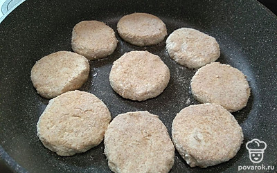 Сформируйте одинаковые шарики и слегка их придавите. Обваляйте в муке и обжарьте в масле на сковороде с двух сторон по 7 минут.