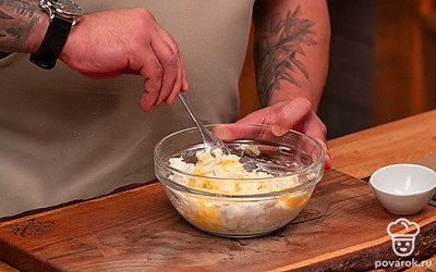 Творог перетрите через мелкое сито. Желток смешайте с сахаром и солью, влейте в творог и хорошо вымесите. Далее добавьте ванильную эссенцию и муку. Замесите тесто на сырники.