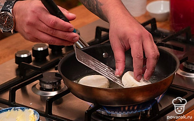 На антипригарной сковороде растопите сливочное масло и выложите сырники. Обжаривайте на среднем огне до золотистой корочки, далее переверните и жарьте еще 1–2 минуты.