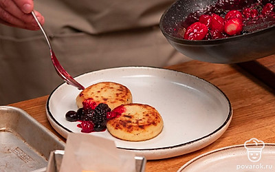 Выложите на тарелку и декорируйте поджаренными ягодами и гранолой.