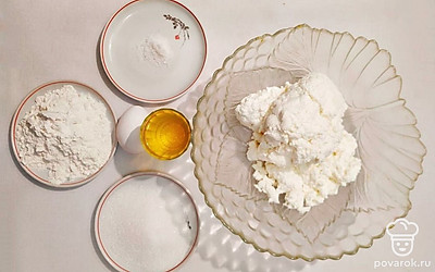 Отмерьте нужное количество творога, сахара, соли, муки и масла. Разложите по отдельным емкостям.