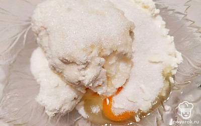 Смешайте творог, сахар, яйцо, ванилин и муку в глубокой таре. Хорошо перемешайте до однородности.