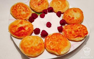 Выложите готовые сырники на тарелку и подавайте с ягодами или вареньем.