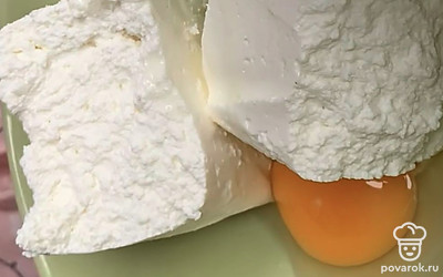 Перемешайте пачку творога и яйцо до однородной массы.