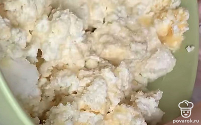 Добавьте манку, сахар и соль по вкусу. Щепотку ванилина для аромата.