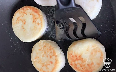 Жарьте на растительном масле по 3-5 минут с двух сторон.