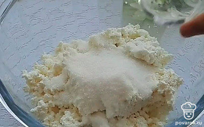 Смешайте творог с яйцом, добавьте сахар и щепотку соли. Взбейте миксером, так творог становится однородным и без комочков.