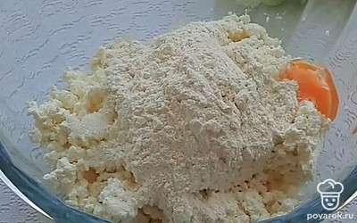 Затем смешайте муку с разрыхлителем и добавьте в получившуюся массу. Хорошо перемешайте до однородной консистенции.