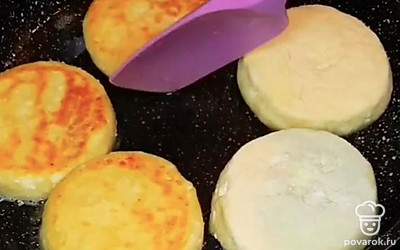 Сформируйте сырники, обваляйте их в муке и обжаривайте их на медленном огне по 5-7 минут с двух сторон.