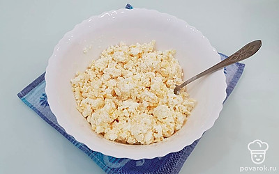 Добавьте сахар, соду, соль, муку и все хорошо перемешайте до однородной консистенции.