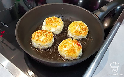 На разогретую сковороду с подсолнечным маслом выложите сформированные сырники и обжарьте на среднем огне с каждой стороны до золотистого цвета.