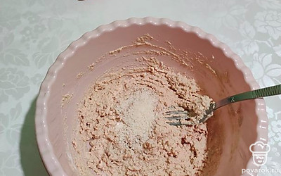 Разомните творог вилкой до однородной консистенции. Вбейте яйцо и хорошо перемешайте.