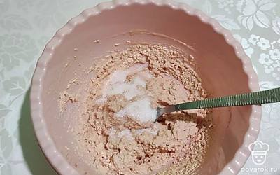 Добавьте сахар и ванильный сахар или ванилин и размешайте до однородной массы. Постепенно добавляйте муку и перемешивайте.