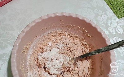 Добавьте кокосовую стружку по вкусу .Тесто должно получится не жидким, чтобы из него было удобно формировать сырники.