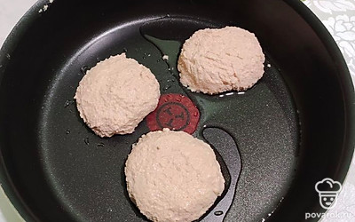 Влажными руками сформируйте сырники и выложите на сковороду с добавлением масла. Обжарьте с двух сторон до появления корочки.