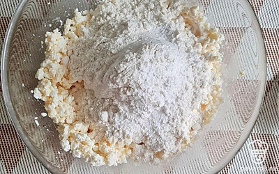 Далее добавьте муку и разрыхлитель и снова перемешайте до однородной массы.