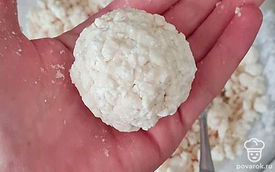 Сформируйте шарики, немного их придавите, чтобы сделать круглыми и выложите на сковороду, предварительно добавив немного растительного масла.