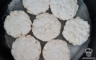 Обжарьте на небольшом огне по несколько минут с двух сторон до золотистой корочки.