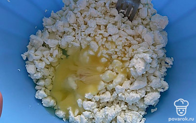 В миску с творогом разбейте 1 яйцо и тщательно перетрите. Добавьте соль, сахар и муку. Замесите тесто и поставьте его в холодильник на 10 минут.