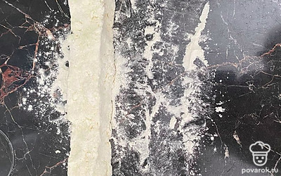 Из теста сформируйте колбаску и разрежьте ее на 6-7 частей. Скатайте сырники.