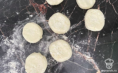 На растительном масле обжарьте сырники с двух сторон по 5 минут.