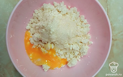 Творог разомните вилкой, добавьте сахар и желтки. 