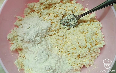 Хорошо перемешайте, добавьте муку. 
