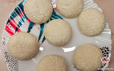 Сделайте шарики размером с грецкий орех, придайте более плоскую форму. 