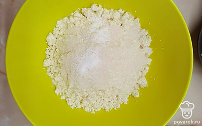 Творог разомните вилкой.