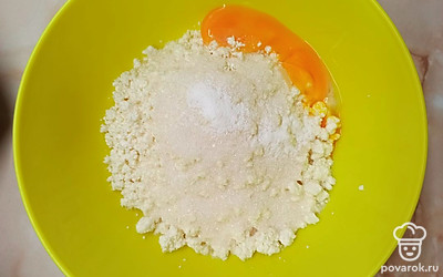 Добавьте сахар, яйца.