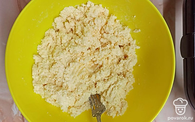 Всыпьте муку и ванилин.