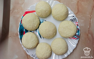 Хорошо вымесите тесто и раскатайте шарики, приплюсните и придайте красивую форму.