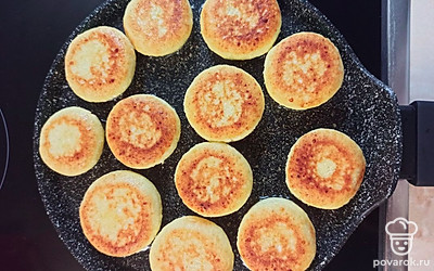 Разогрейте сковороду, влейте масло.