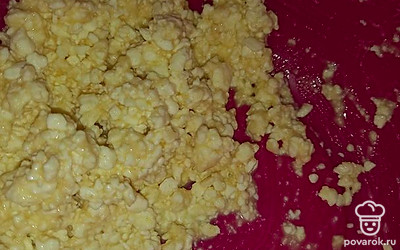 Смешать творог, яйцо, муку, сахар и соль перемешать до однородного состояния.